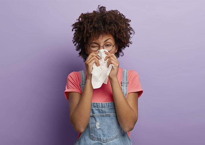 Conheça as causas e os tratamentos para alergias respiratórias, alimentares e de pele.